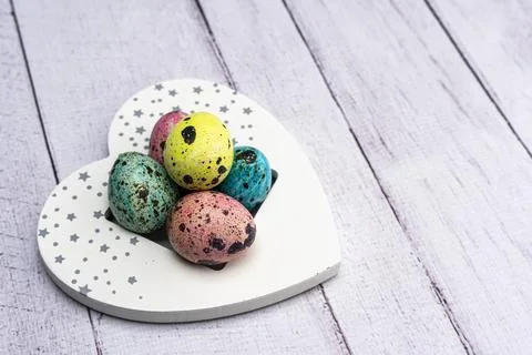Colorful Easter eggs lie in a decorative Heart. Foto stock