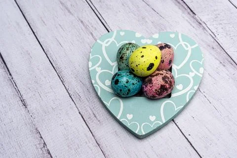 Colorful Easter eggs lie in a decorative Heart. Foto stock
