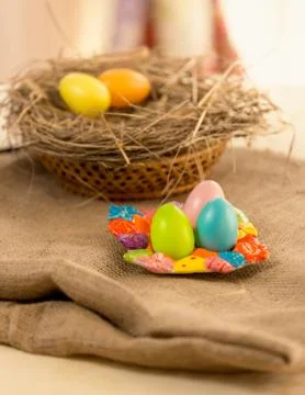 Colorful Easter eggs lying on table covered with burlap 库存照片