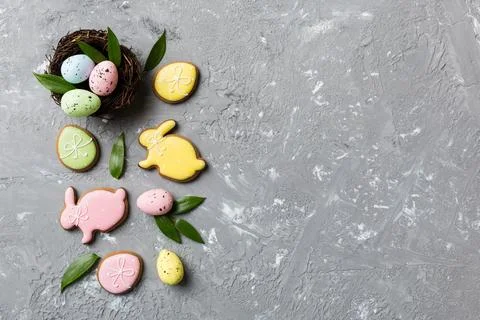 Colorful easter eggs in nest on table background with copy space top view Foto stock