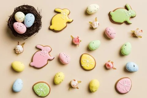 Colorful easter eggs in nest on table background with copy space top view 库存照片