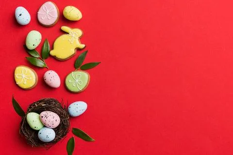 Colorful easter eggs in nest on table background with copy space top view 库存照片