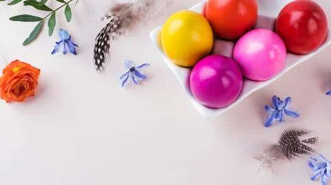 Colorful Easter eggs on a pink background. Bright Easter concept. Copy space. Fotos de archivo