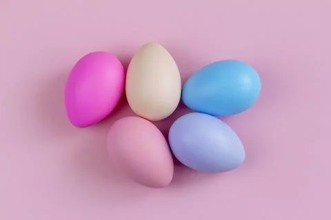 Colorful Easter eggs on a pink background, top view. Foto stock