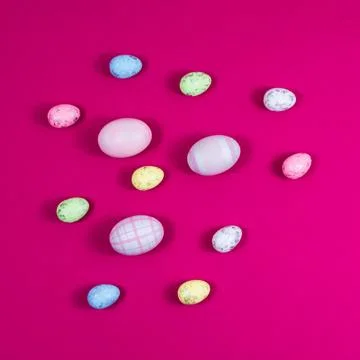 Colorful Easter eggs on a red raspberry background with copy space. The basis Foto stock