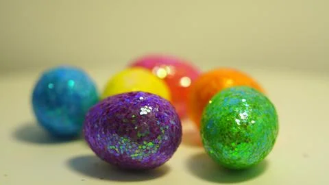 Colorful Easter eggs rotating in rows in a seamless loop on a light background Stockfoto's