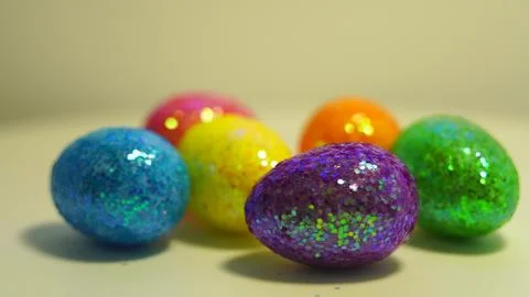 Colorful Easter eggs rotating in rows in a seamless loop on a light background Foto stock
