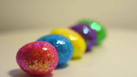 Colorful Easter eggs rotating in rows in a seamless loop on a light background Stockfoto's