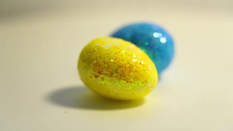 Colorful Easter eggs rotating in rows in a seamless loop on a light background Foto stock