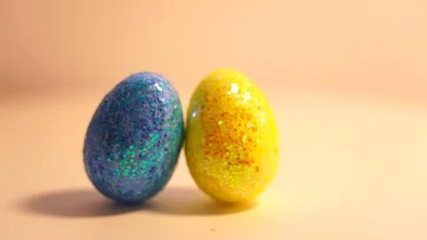 Colorful Easter eggs rotating in rows in a seamless loop on a light background Foto stock