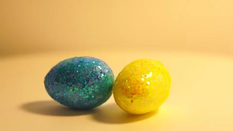 Colorful Easter eggs rotating in rows in a seamless loop on a light background Stockfoto's