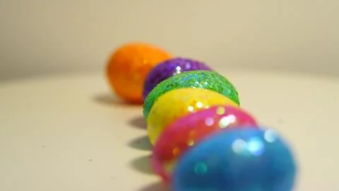 Colorful Easter eggs rotating in rows in a seamless loop on a light background Stockfoto's