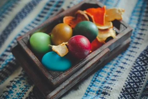 Colorful Easter eggs on rustic background Foto stock