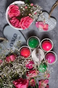 Colorful easter eggs scattered on gray concrete background, top view Foto stock
