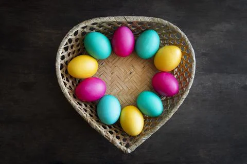 Colorful easter eggs with in straw nest on wooden table. concept of the celeb 库存照片