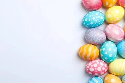 Colorful easter eggs on white surface with space for text Stockfoto's
