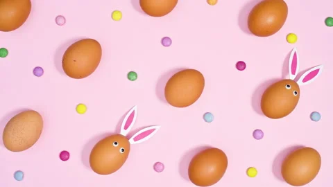 Colorful Easter pattern with candies and eggs on pink background. Stop motion Stockbeeldmateriaal 171371581