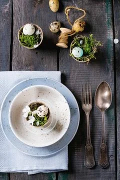 Colorful Easter quail eggs Table setting decor colorful Easter quail eggs ... Foto stock