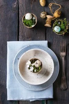 Colorful Easter quail eggs Table setting decor colorful Easter quail eggs ... Foto stock