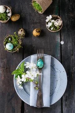 Colorful Easter quail eggs Table setting decor colorful Easter quail eggs ... Foto stock