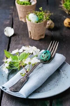 Colorful Easter quail eggs Table setting decor colorful Easter quail eggs ... Foto stock