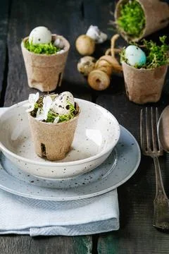Colorful Easter quail eggs Table setting decor colorful Easter quail eggs ... Foto stock