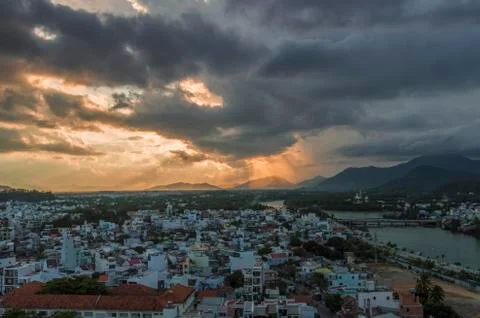 Colorful equatorial sunset, the rays of which shine through the clouds, against Stock-Fotos