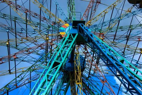 Colorful ferris wheel structure against blue sky Fotos de archivo