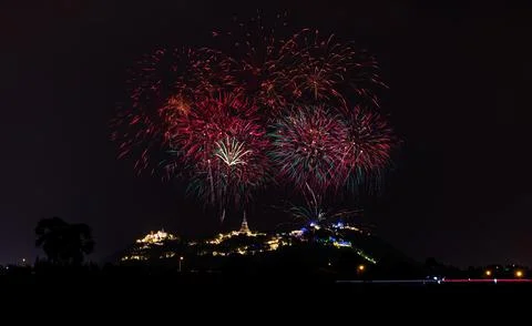 Colorful Fireworks Exploding Above Phra Nakhon Khiri Historical Park In Phe.. Foto stock