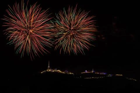 Colorful Fireworks Exploding Over Illuminated Hilltop Temple At Night Foto stock