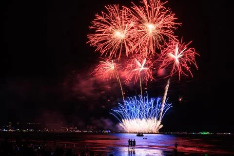 Colorful Fireworks Exploding Over Ocean Beach During Seaside Festival In Pa.. Foto stock