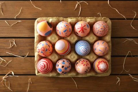Colorful Hand-Painted Easter Eggs in Carton Foto stock