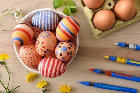 Colorful Hand Painted Easter Eggs in Bowl 库存照片