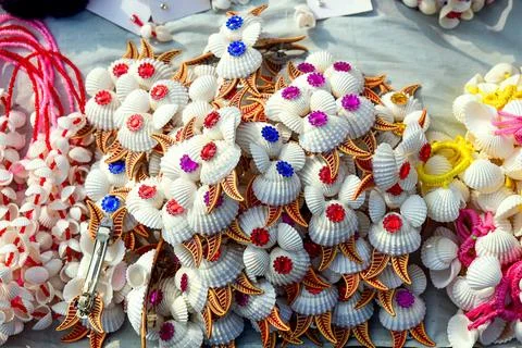 Colorful Handmade Decorations Using Shells and Beads for Unique Gifts Foto stock