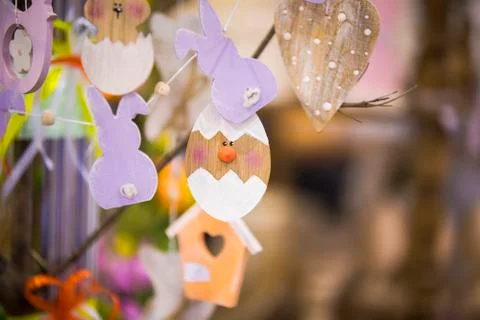 Colorful handmade wooden Easter elements: eggs, rabbits, chick. Easter bright Foto stock