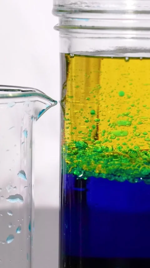 Colorful Liquid Density Experiment Vídeos de archivo 304937512
