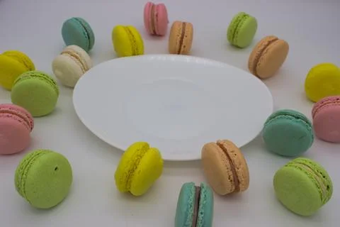Colorful Macarons in a Circle Around an Empty Plate Foto stock