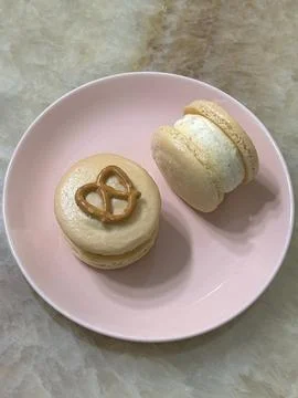 Colorful macarons with a delicate, crispy shell and soft, flavorful filling.. 스톡 사진