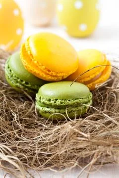 Colorful macaroons and easter eggs Foto stock