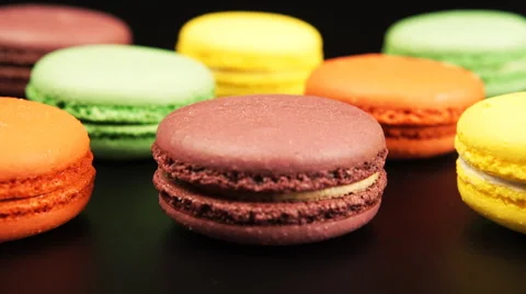 Colorful macaroons is on the black table, tracking Vídeos de archivo 53315752