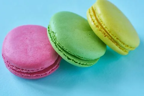 Colorful macaroons on blue background. Macaroon in pastel colors. Foto stock