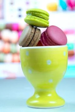 Colorful macaroons on table Foto stock