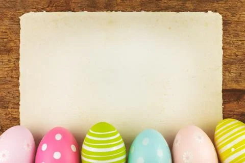 Colorful painted easter eggs with blank paper sheet Foto stock