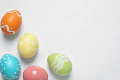 Colorful painted Easter eggs on white background, top view Foto stock