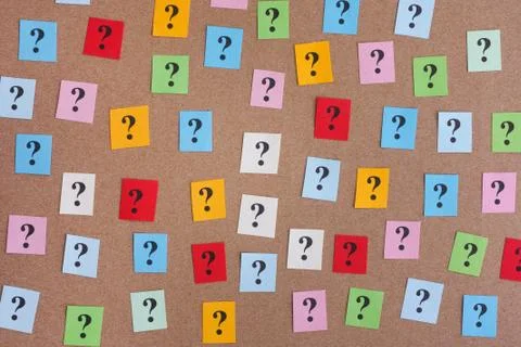 Colorful paper notes with question marks Foto stock
