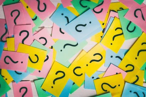 Colorful paper notes with question marks. Closeup Foto stock