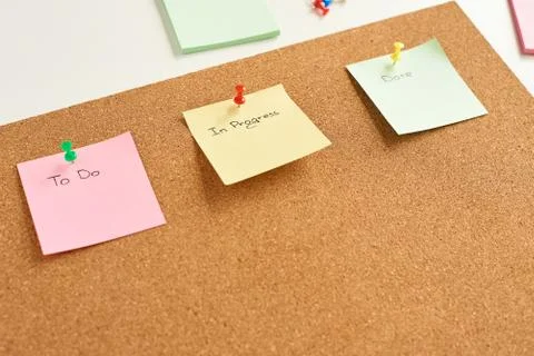 Colorful paper notes with words "To do", "In progress" and "Done" pinned on a Foto stock