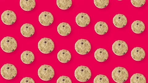 Colorful pattern of fresh chocolate chip cookies on red background. Seamless Stockbeeldmateriaal 167479490