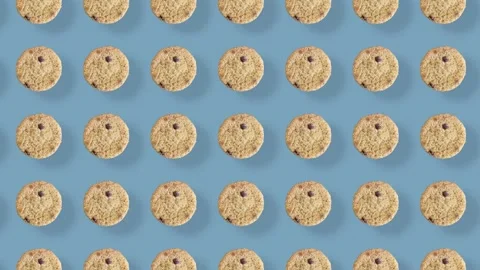 Colorful pattern of fresh chocolate chip cookies. Seamless pattern with cookie Video stock 167488301