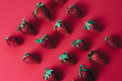 Colorful pattern of strawberries on red background. Top view Foto stock